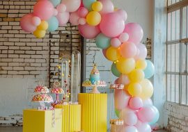 photo-general-long-shot-organic-balloon-installation-round-latex-balloons-fuchsia-light_1097265-62178